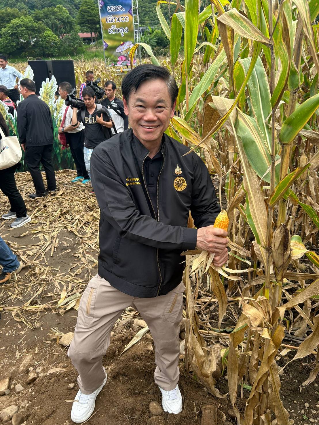 title - ส.ป.ก. ร่วมติดตามรองนายกรัฐมนตรีและรัฐมนตรีว่าการกระทรวงอุดมศึกษา วิทยาศาสตร์ วิจัยและนวัตกรรม (ศ.ดร.ยศชนัน วงศ์สวัสดิ์) พร้อมด้วยรัฐมนตรีช่วยว่าการกระทรวงเกษตรและสหกรณ์ (นางสาวปิยะรัฐชย์ ติยะไพรัช) ลงพื้นที่ ตรวจราชการใน อำเภอแม่จัน จังหวัดเชียงราย